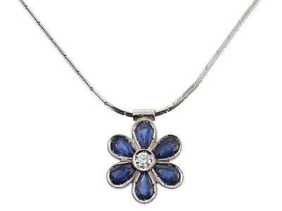 privjesak sa safirima i dijamantom na ogrlici