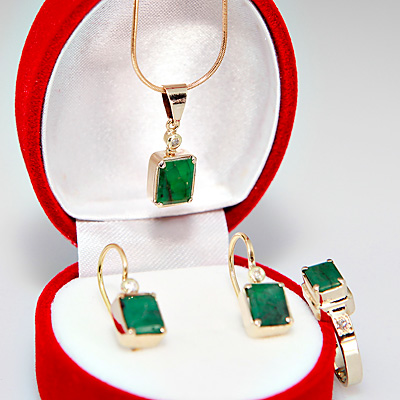 Prsten, naušnice i privjesak sa smaragdom